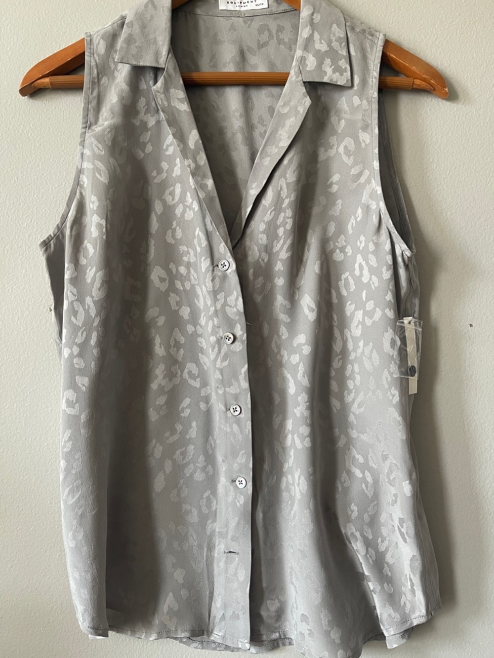 NWT Equipment Sleeveless Button-Front Top in Light Gray Animal Jacquard